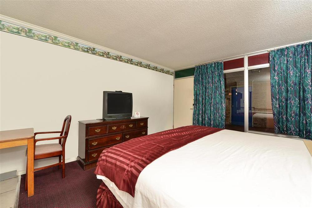 Americas Best Value Inn & Suites Kansas City Grandview Room photo